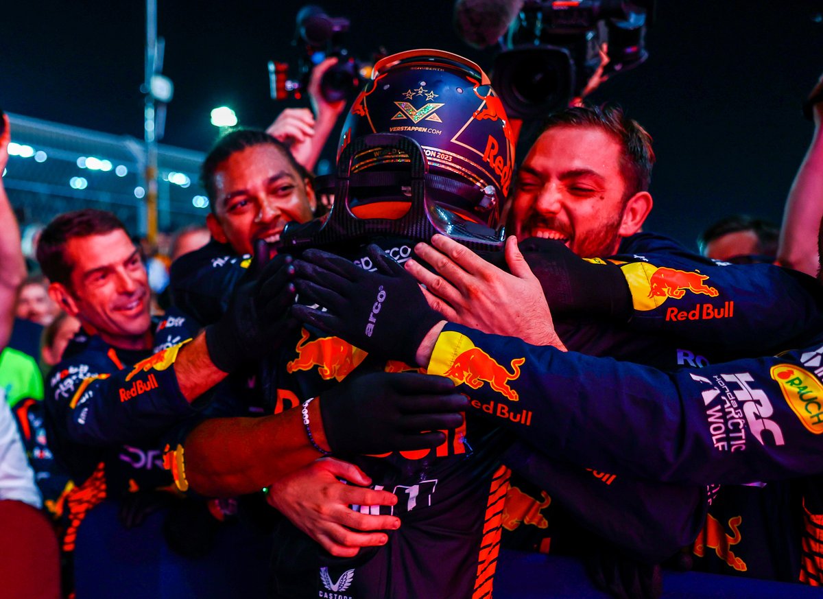 redbullshop's tweet image. *adds to cart* 🛒
Time to make some room on your shelf! Max's World Champion 2023 Mini Helmet is now available to order in scales 1:2 and 1:4. 👉 win.gs/3RXYQqh
#F1 #racing #minihelmets