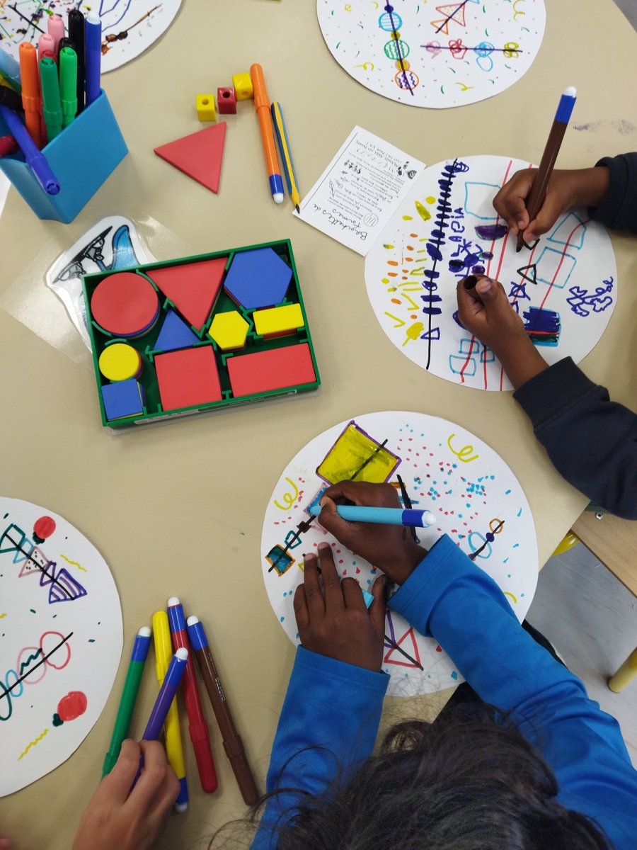 CE1V_Hugo's tweet photo. Aujourd'hui, nous sommes allés en maternelle faire des arts visuels, a partir du livre "la cuisine aux crayons" de @HTullet 
Nous avons dessiné des spaghettis, des hamburgers, des brochettes.. et nous avons inventé notre propre recette du "gâteau chamallow" https://t.co/zgaMQQi4sU