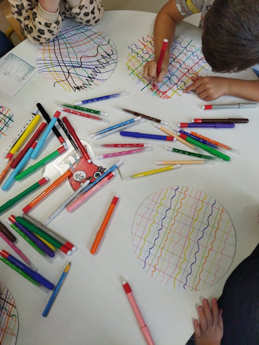 CE1V_Hugo's tweet photo. Aujourd'hui, nous sommes allés en maternelle faire des arts visuels, a partir du livre "la cuisine aux crayons" de @HTullet 
Nous avons dessiné des spaghettis, des hamburgers, des brochettes.. et nous avons inventé notre propre recette du "gâteau chamallow" https://t.co/zgaMQQi4sU