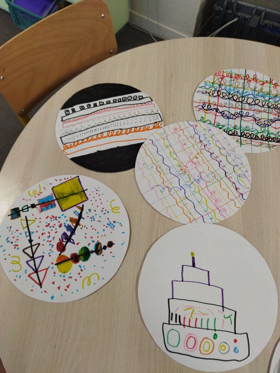 CE1V_Hugo's tweet photo. Aujourd'hui, nous sommes allés en maternelle faire des arts visuels, a partir du livre "la cuisine aux crayons" de @HTullet 
Nous avons dessiné des spaghettis, des hamburgers, des brochettes.. et nous avons inventé notre propre recette du "gâteau chamallow" https://t.co/zgaMQQi4sU