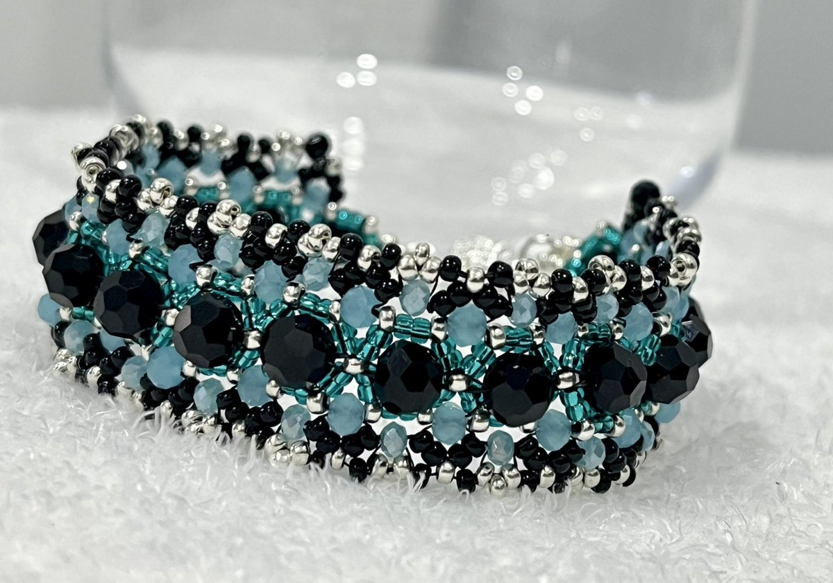 Black & Blue Crystals Beaded Wedding Bracelet 🔥🎁🥰😍 sumaircraftybeads.com/shop/ols/produ… #beadedbracelets #handmade #weddingbracelet #black #blackbracelet #teal #blue #gift #giftforher