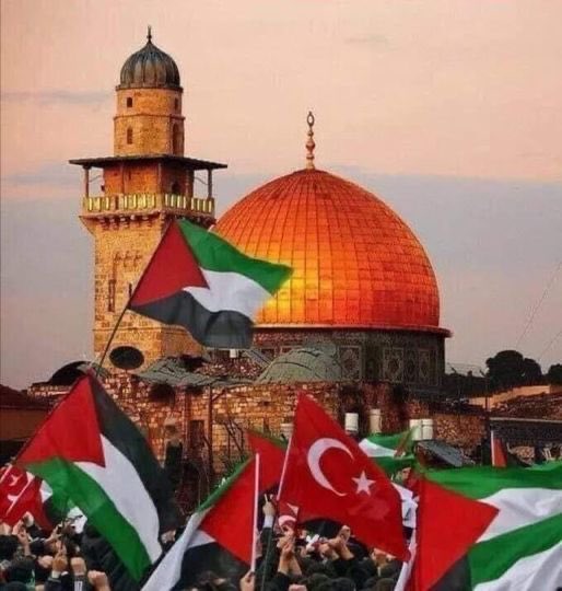 “Yüreğimin yarısı Mekke'dir,
geri kalanı da Medine'dir.
Üstünde bir tül gibi Kudüs vardır."

Miracına şahitlik ettirdiğin Kudüs'ün, özgürlüğüne bizleri de şahit kıl Allah'ım
#FreePalastine 
#ÖzgürKudüs