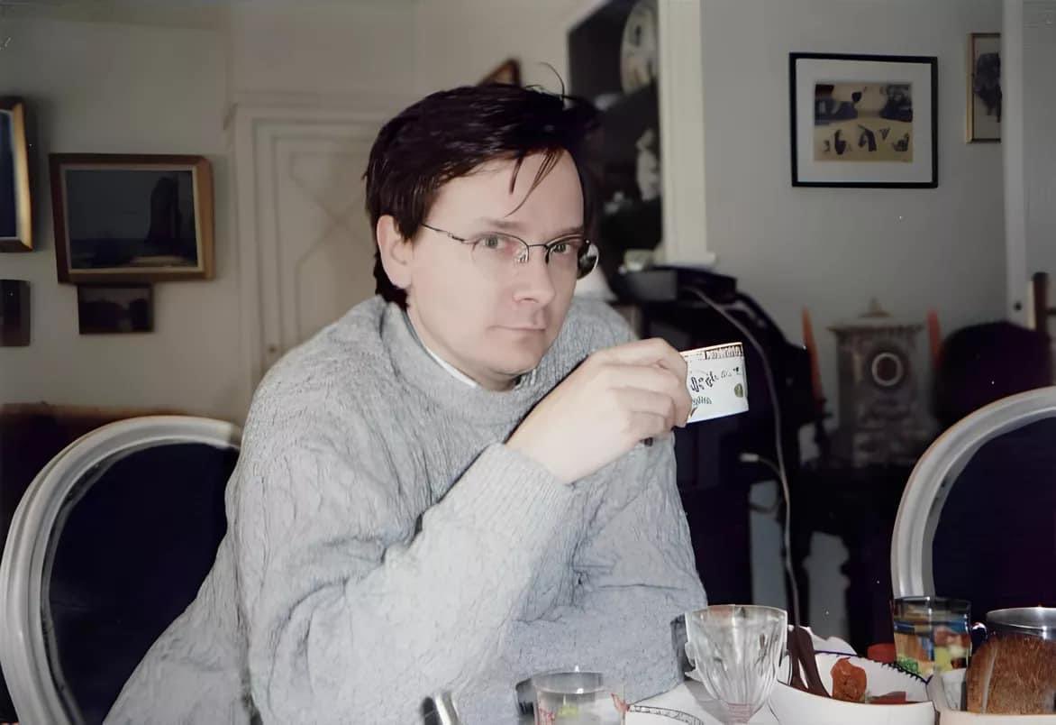Dominique Bernard, agrégé de lettres modernes, professeur de français, admirateur de Julien Gracq, cofondateur de l’Université Populaire d'Arras, père de trois filles, homme de courage.

1966-2023