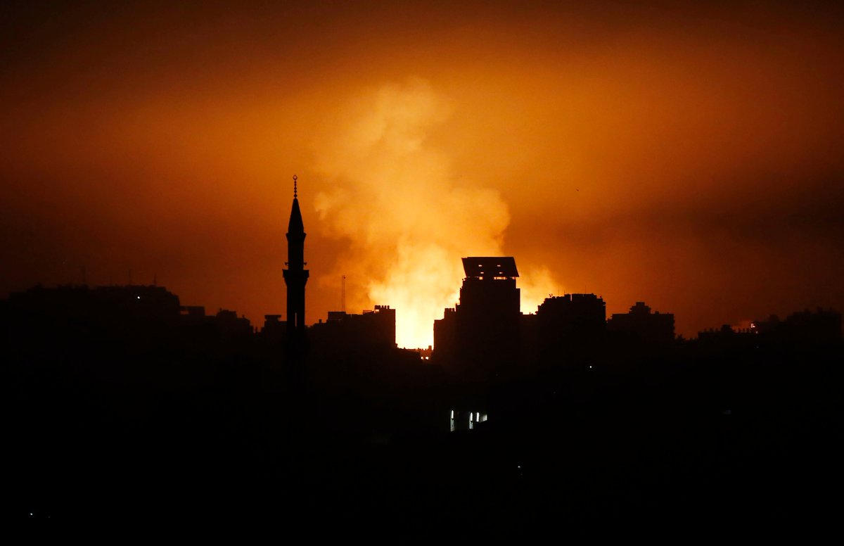El resplandor de los bombardeos es aterrador en mitad de la oscuridad más absoluta de Gaza 💔 Hiela la sangre.

La población civil está aterrada. El dolor es incalculable.

Colabora, por favor, necesitan ayuda urgente: pulse.ly/5qm7u65f8w
