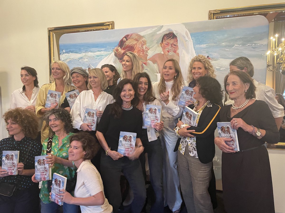 piadejong's tweet photo. Met allemaal leuke vrouwen op de boekpresentatie van ‘Moeders, gesprekken over moederschap’ door  ⁦@esther_JAN⁩ ⁦@LebowskiBooks⁩ https://t.co/igLlx1f7QF