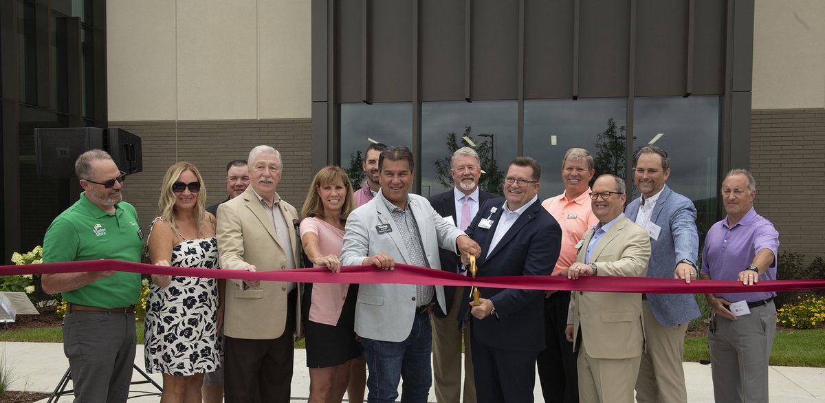 LoyolaSportsMed's tweet image. Now open! Our new Tinley Park location at 17901 S. La Grange Road includes imaging services, a retail pharmacy, fifty exam rooms, eight procedure rooms, and an X-ray suite providing care for 18 specialties. ow.ly/4cWQ50PU0xF

#sportsmedicine #healthcare #chicagosuburbs