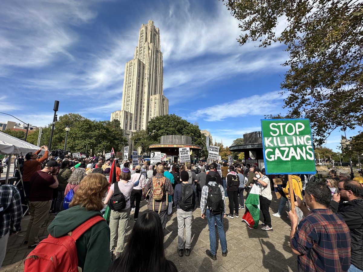 ThePittNews's tweet photo. BREAKING: Over 100 students and community members are gathered on the corner of Forbes and Bigelow to show their support for Palestinians. The rally started with participants chanting, "We want justice. You say how. End the siege on Gaza, now."
📸: Amaya Lobato https://t.co/ZXoudDO19U
