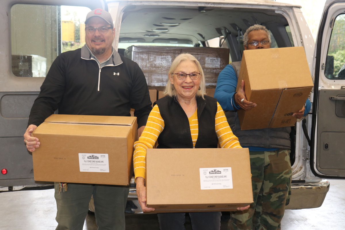 CleFoodBank's tweet photo. We were proud to partner with @TysonFoods, @RepShontelBrown's office, and volunteers this morning to help distribute over 40,000 pounds of donated nutritious protein products to our partner agencies in our six-county service area! #WeFeedCLE https://t.co/SgnMeB7ubt