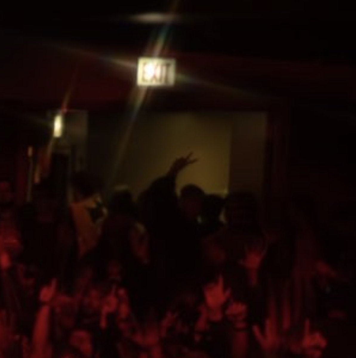 itsjunk_'s tweet photo. @samgellaitry Pretty sure this is me tossing up the deuces in the back lol https://t.co/hWovoP86WI