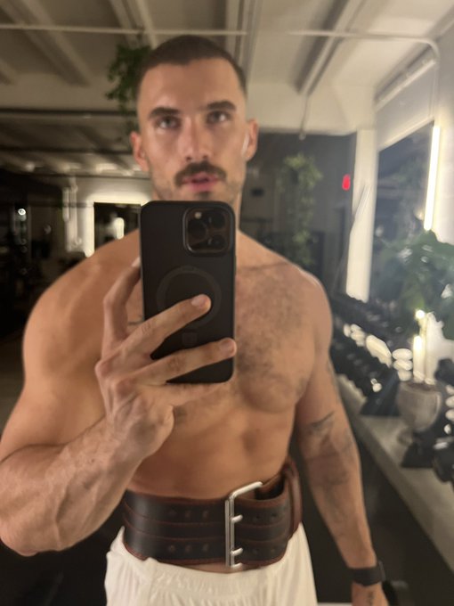 thanks for a quarter milly 💪 https://t.co/t7aZWyU4VB