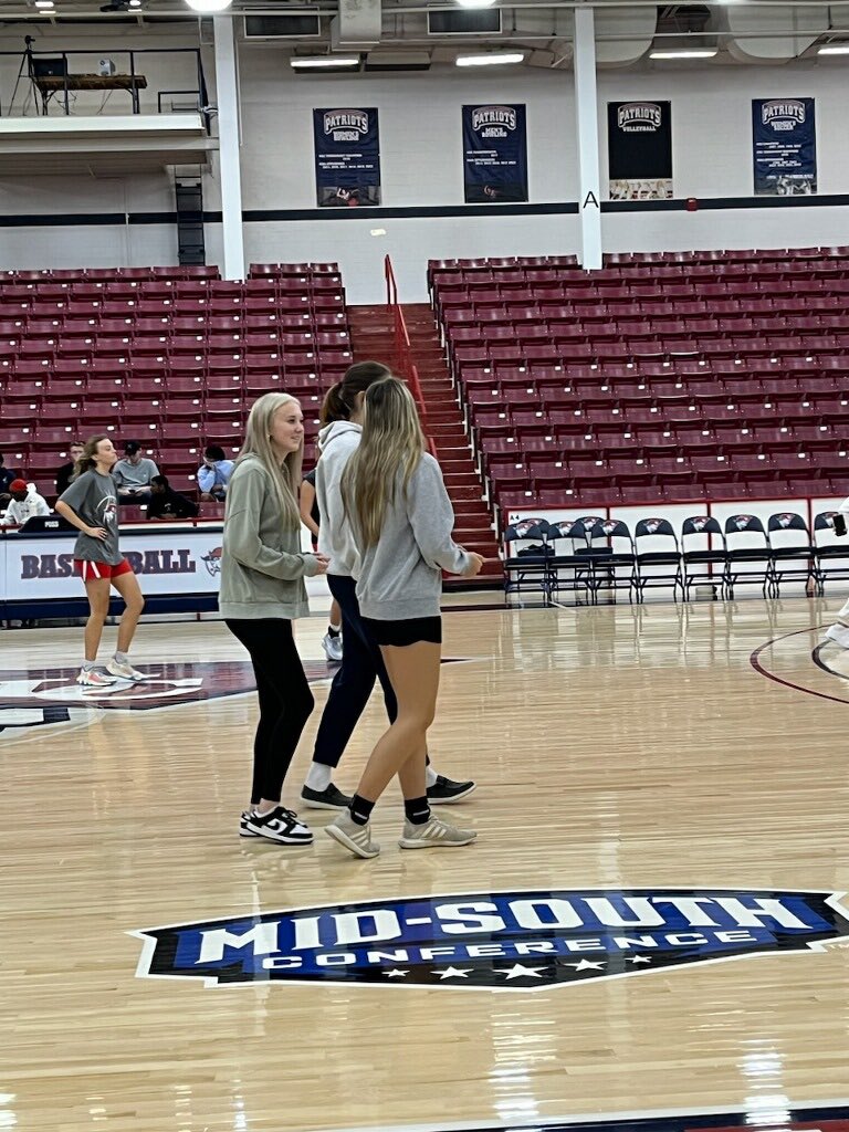 kelseyholt23's tweet photo. Thank you @CoachRickReeves and @KrystalReevesEv for having me on campus today to watch practice! I enjoyed getting to see more of your beautiful campus! #goladypats
@ETA2025Sizemore https://t.co/Bs2uOhqORw