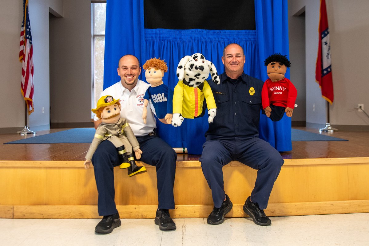 CityofConway's tweet photo. We visit elementary schools throughout Conway every October to teach fire prevention and fire safety to kindergarteners through fourth graders. #firepreventionweek #ISOClass1 @FireConway https://t.co/aApsKkXi8q