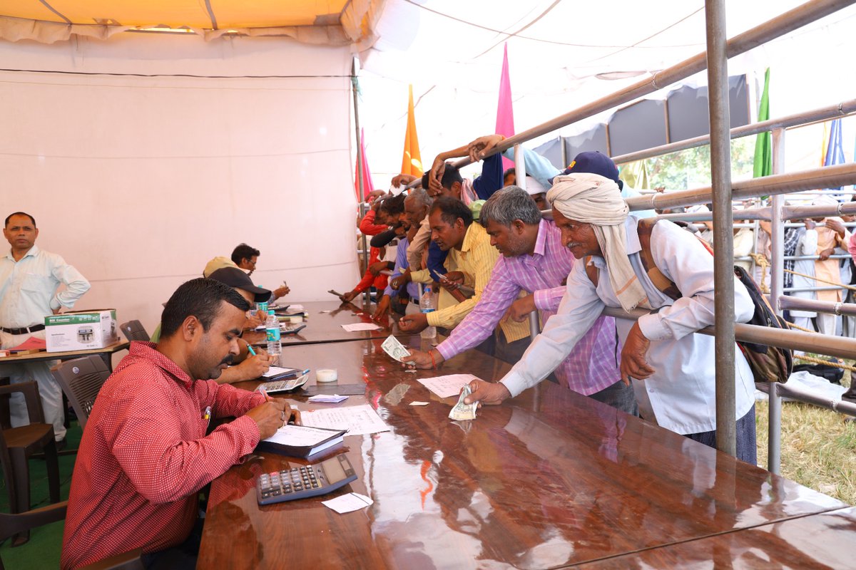 dcpantnagar's tweet photo. पंतनगर कृषि  विश्वविद्यालय में ११४वें किसान मेले के पहले ही दिन बीज खरीदने के लिए किसानों की लम्बी कतार। https://t.co/L2UoW2Hf9J