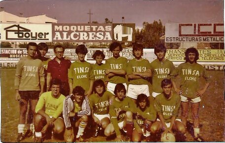 Todo niño aficionado al fútbol ha tenido alguna vez el sueño de llegar a lo más alto. Todos los findes, los campos de la ciudad deportiva se llenan de jóvenes que persiguen su objetivo.
Pero ¿Cómo eran los equipos de la liga local de antaño?
Esta es la historia del Tinsa⚽️