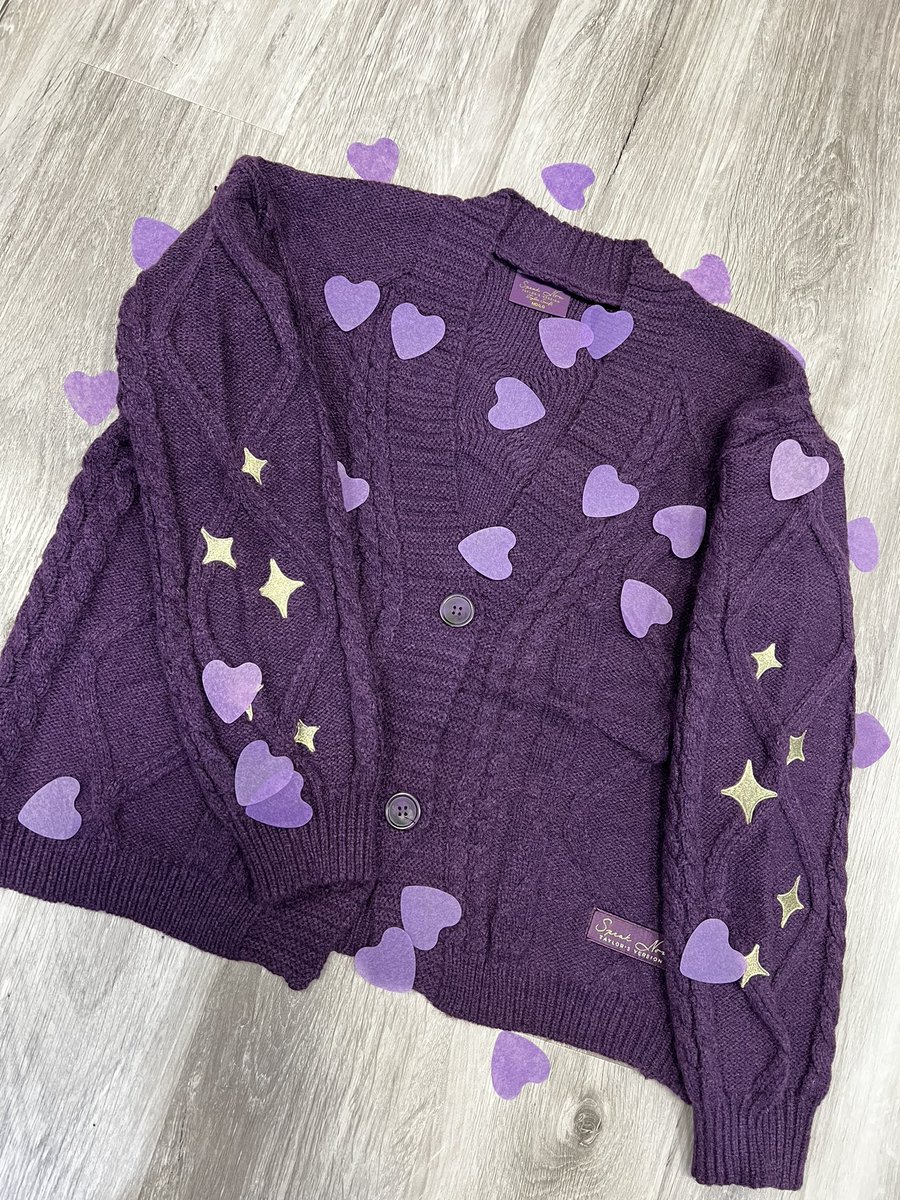 newaugusts's tweet image. ✨✨ GIVEAWAYYY! ✨✨
In honour of eras tour movie release day, I’m giving away a SNTV cardigan! Open internationally and will close on 1989 TV release day at noon pst. Follow me, rt and comment your favourite era! 💜