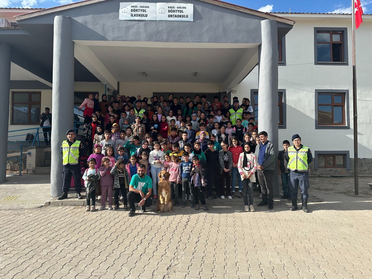 Karlıova İlçe Jandarma Komutanlığı tarafından  öğrencilerimize "Trafik Eğitimi ve Haylaz Adlı Bomba Arama Köpeğiyle Gösteri " sunuldu.
Karlıova İlçe Jandarma Komutanlığı'na teşekkür ederiz.
<a href="/bingolmem/">Bingöl MEM</a> <a href="/MustafaOzel66/">Mustafa Özel</a> @KarliovaMEM <a href="/Maliyldz12/">Mehmet Ali YILDIZ</a> @karliovakaymakm