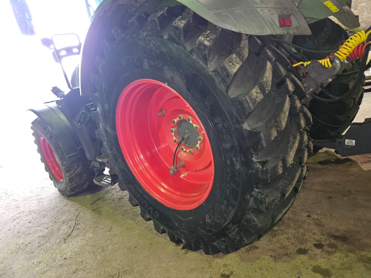 tanvicfarmtyres's tweet photo. 4 @MichelinAgriUK Evobibs fitted to 2 fendt tractors near Horncastle https://t.co/FJfrUOZl1E