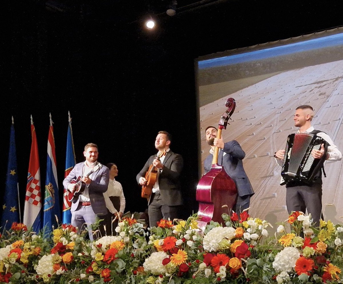 NObuljen's tweet photo. Ponosni što su ulaganja u mandatima naše @VladaRH urodile plodom i danas svjedočimo napretku #Novske⏩️ dokaz su mnoge investicije kojima je iz 🇭🇷 i 🇪🇺 sredstava osigurano financiranje ⏩️ostavile vidljiv trag na javnoj, komunalnoj, kulturnoj i turističkoj infrastrukturi Novske https://t.co/pVIYj56mpn
