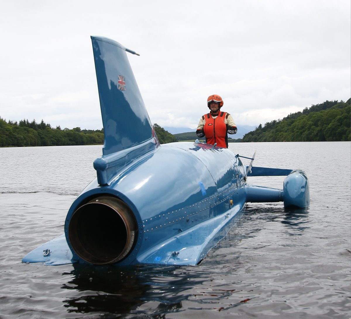bluebirdk7's tweet image. Engine shut down. Ted surveys the loch. Safety boats will be along to collect K7 &amp;amp; pilot in a moment. Time to recover the boat, fill out the logs, safety debrief with Malcolm then get the covers off &amp;amp; get on with the checks. 👍😊

#teamwork 
#enginee