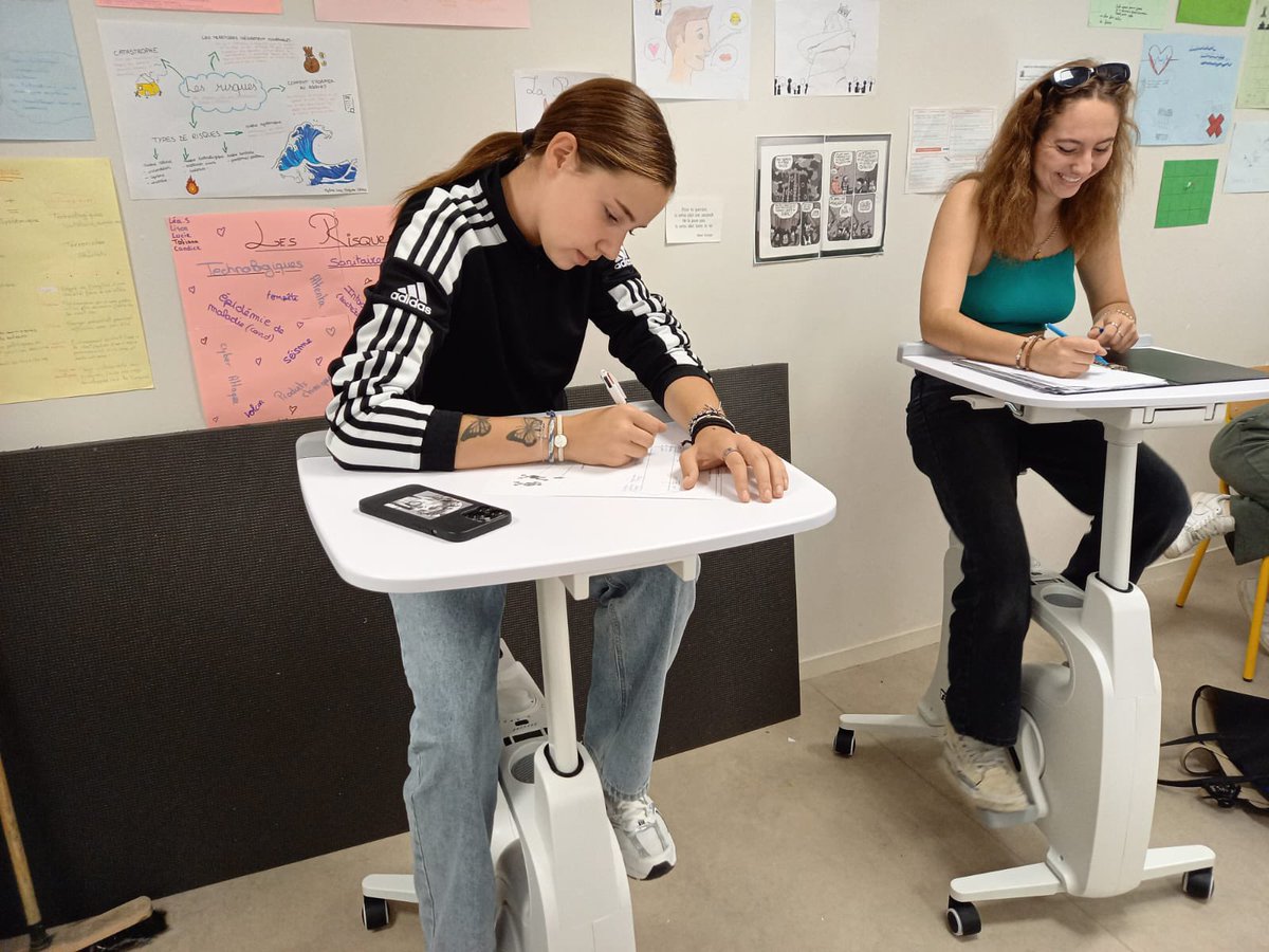 Les bureaux vélos sont arrivés dans la salle flexible du lycée 🤩. Aussitôt montés et essayés ! 
L'aménagement des espaces se poursuit avec bientôt l'ouverture d'une 2e salle.
#NEFLE #repenserlaformescolaire <a href="/archiclasse/">Archi.Classe</a> @pardieBesancon