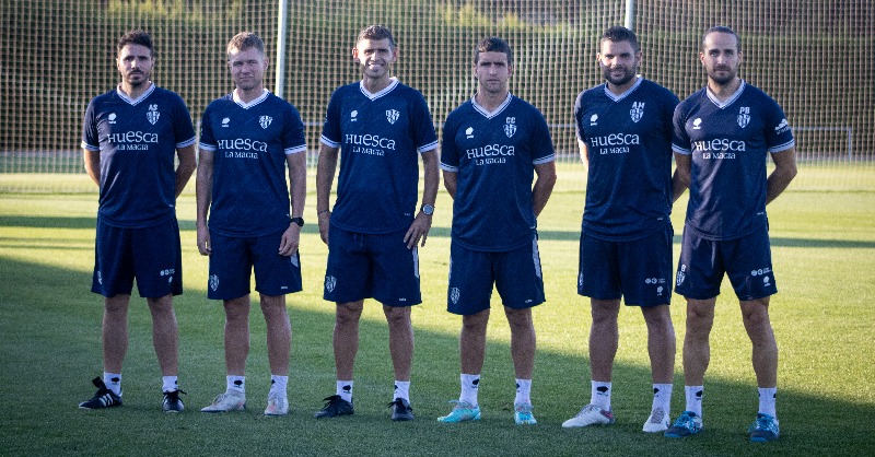 SDHuesca's tweet photo. 🆕 - 𝘾𝙪𝙚𝙧𝙥𝙤 𝙩𝙚́𝙘𝙣𝙞𝙘𝙤 -🆕

(de izq. a dcha.)

🔹 Adrián Sipán, analista y asistente.
🔹 Ignasi Salafranca, segundo entrenador.
🔹 Antonio Hidalgo, entrenador.
🔹 Carlos Calvo, preparador físico.
🔹 Adrián Mallén, entrenador de porteros.
🔹 Pedro Barrio, readaptador.
