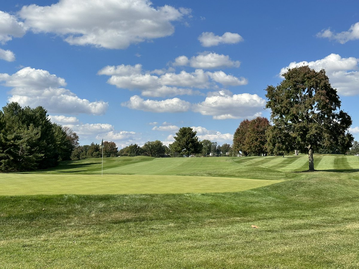 IHCCGreenkeeper's tweet photo. More Vredo #TurfBuddy and more hints of fall color! 🍁🍂 https://t.co/Gyux7P67om