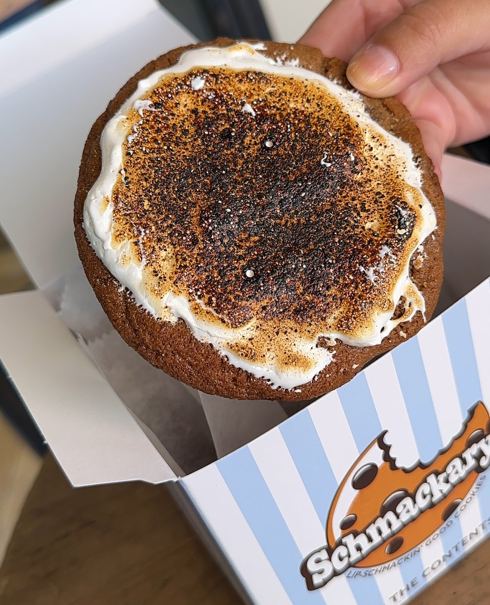 Sch'mores: Taste the campfire with our honey graham base, packed full of chocolate chunks, and topped with roasted marshmallow! 🔥🍫🏕️

#SCHMACKARYS #NYC

🌎 NATIONWIDE SHIPPING! Get our COOKIES delivered right to your door!
🔗 Build your custom order directly on our website!