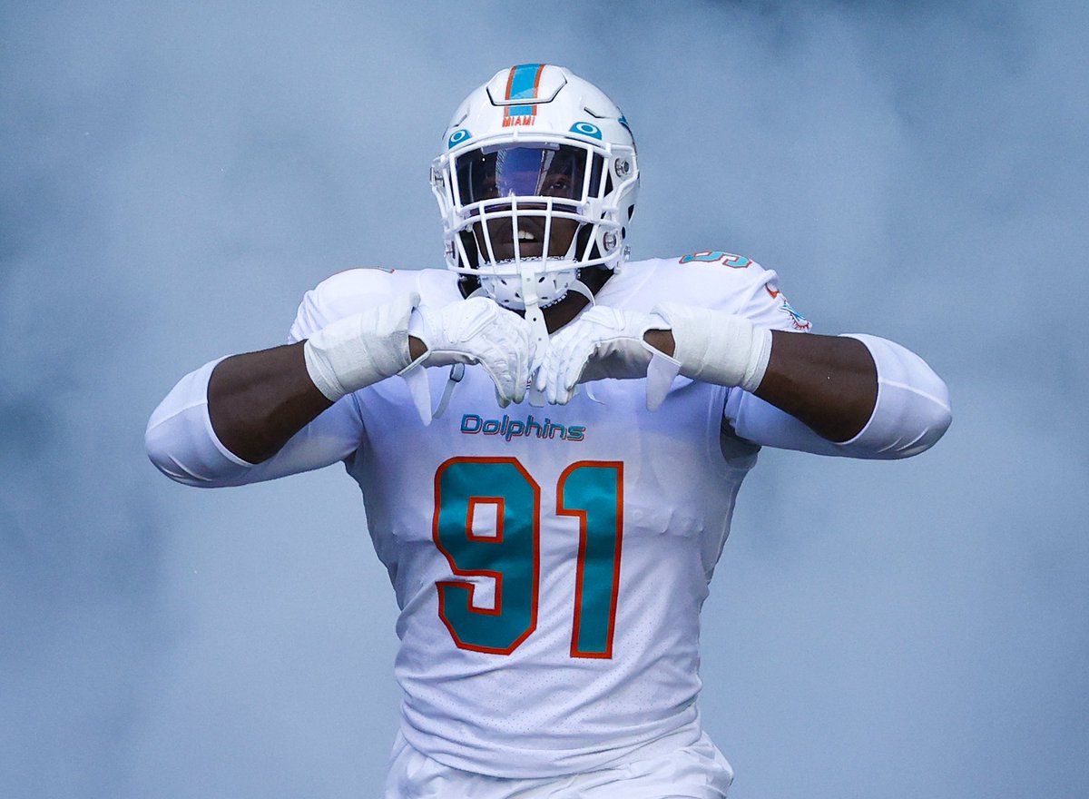 Dolphins’ defensive end Emmanuel Ogbah is the Week 6 NFLPA Community MVP for going door-to-door to deliver flower bouquets and happiness to breast cancer patients during a special visit at a local hospital.