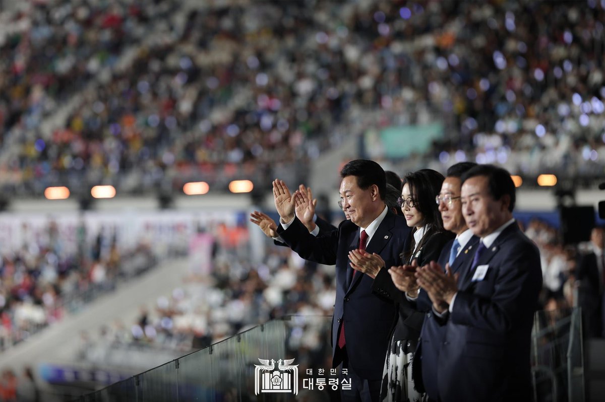 윤석열 대통령은 제104회 전국체육대회에 참석해 우리나라가 스포츠 강국으로 성장하는데 전국체육대회가 든든한 밑거름이 되었다고 말했습니다.

윤카❤️므찌다😍잘생겼다😅