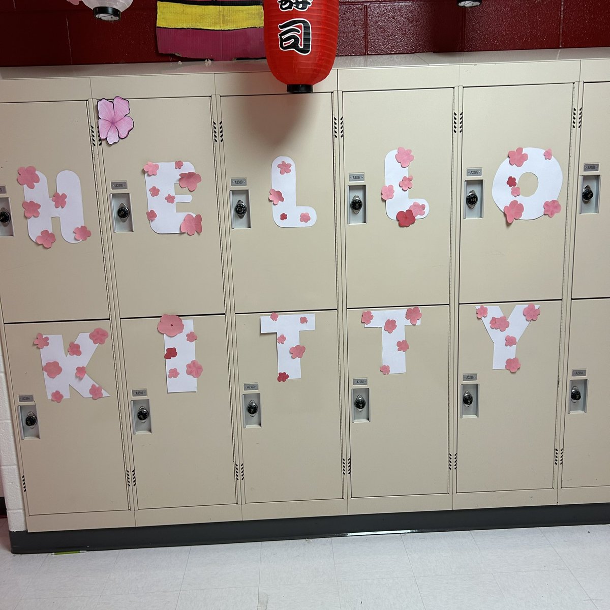 hhsbearpress's tweet photo. Class of 2027’s first Hammond spirit week hallway! Hello Kitty was the freshman theme this year, and we are loving the PAWsitive vibes 🎀 https://t.co/od88OknK3c