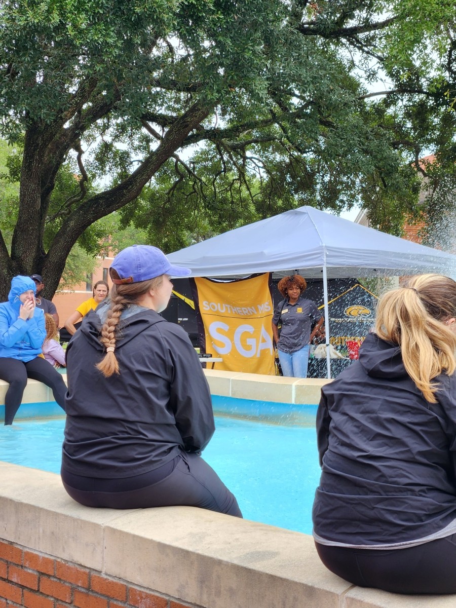 southernmissDSA's tweet photo. Friday of Homecoming Week = Fountain Sit โฒ This annual tradition tests the Southern Miss knowledge - and the endurance - of our students. What do we think about making staff/faculty do it next year?? ๐ #SMTTT #USMhomecoming https://t.co/uGo7vpHwPx