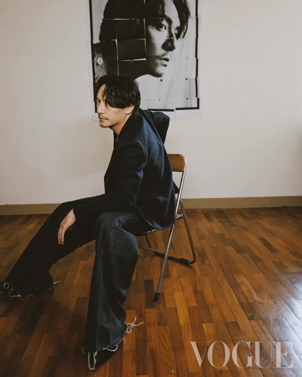 黒いスーツ姿で椅子に座るチャン・チェン（張震）
背後の壁にはエドワード・ヤン（楊德昌）の『恐怖分子』（1986年）の劇中写真をオマージュしたデザインのチャン・チェン（張震）の写真が貼られている