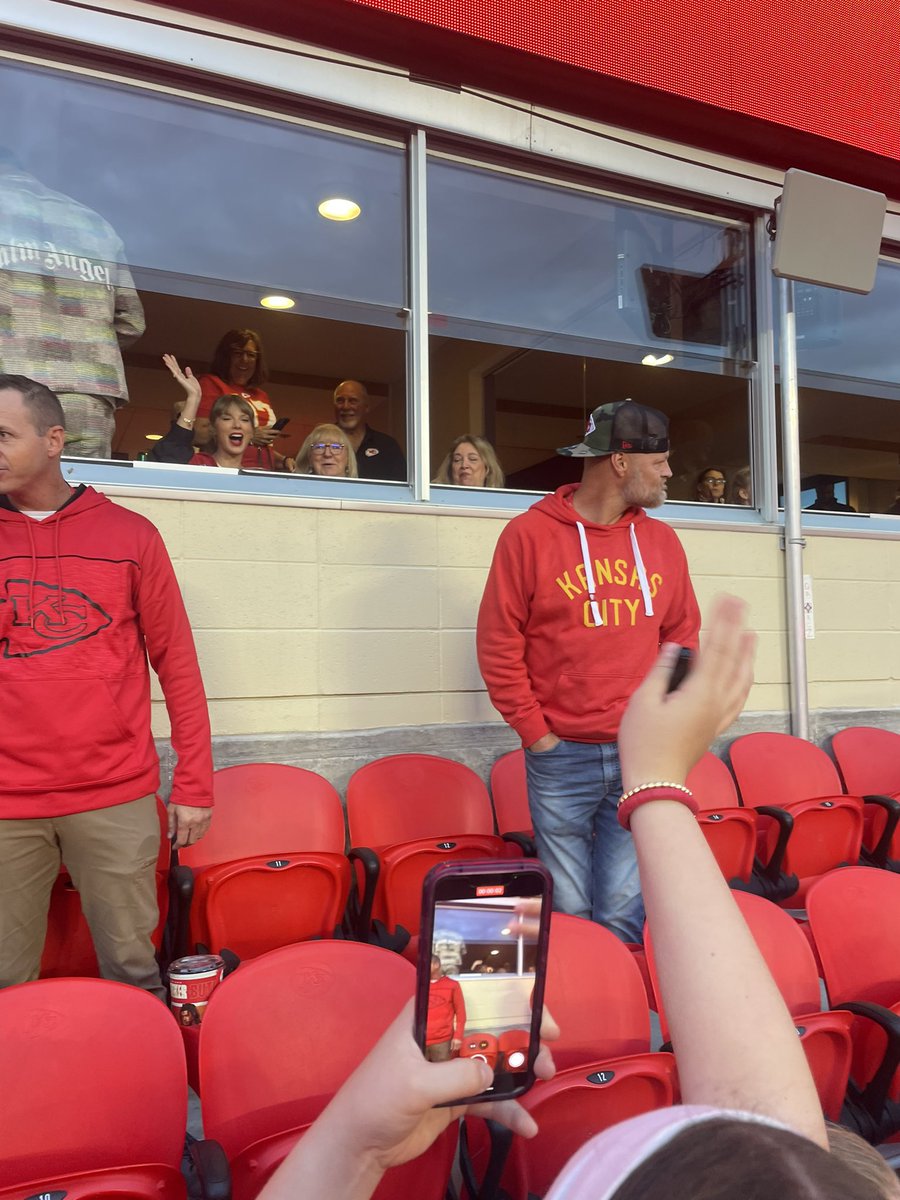roc14622's tweet photo. My daughter caught the attention of Travis Kelce's girlfriend yesterday 😳#KansasCityChiefs #ChiefsKingdom #TaylorSwift #Swifties https://t.co/d9fxp8sdni