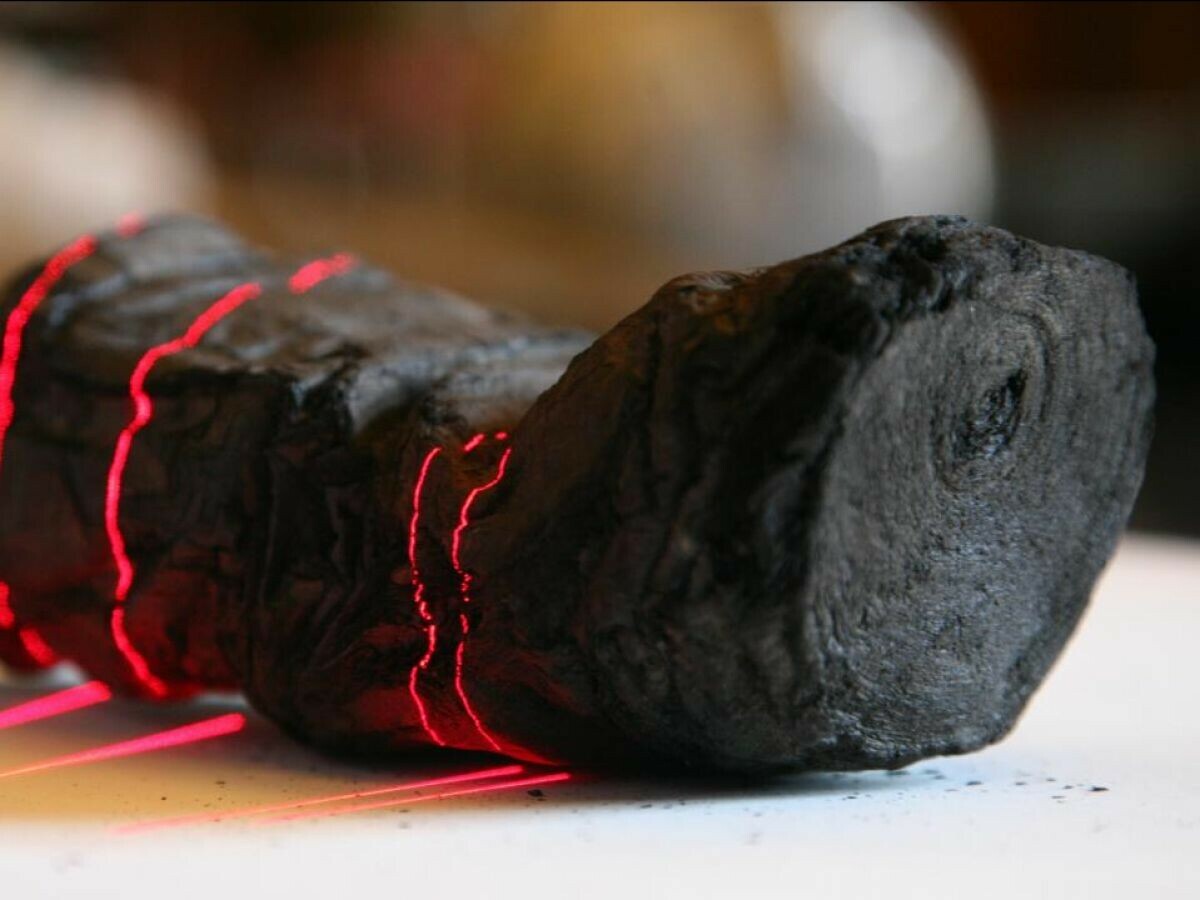 Sciences_Avenir's tweet photo. Un étudiant de 21 ans parvient pour la première fois à déchiffrer un mot complet dans l'un des rouleaux d'Herculanum 
@marin_eben 
👉 https://t.co/ATQJwS38LZ https://t.co/CTvDOL2ENc