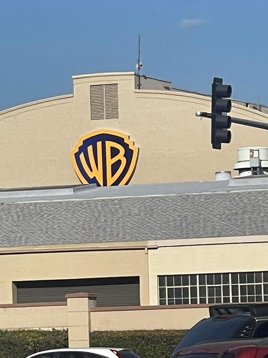 deedeegop's tweet photo. The Smokehouse is always a great stop after the โ Drinks with Dee Dee โ podcast! Still picketing over at Warner Bros. #drinkswithdeedee #podcast #ubngo #smokehouse https://t.co/kUYOrewOVk