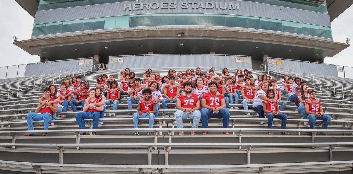 LEEVolsFootball's tweet photo. Mom and Son photo shoot. Thank you Moms for all that you do! @NEISD @NeisdAthletics 

#ctc https://t.co/uHgcxcDyAB