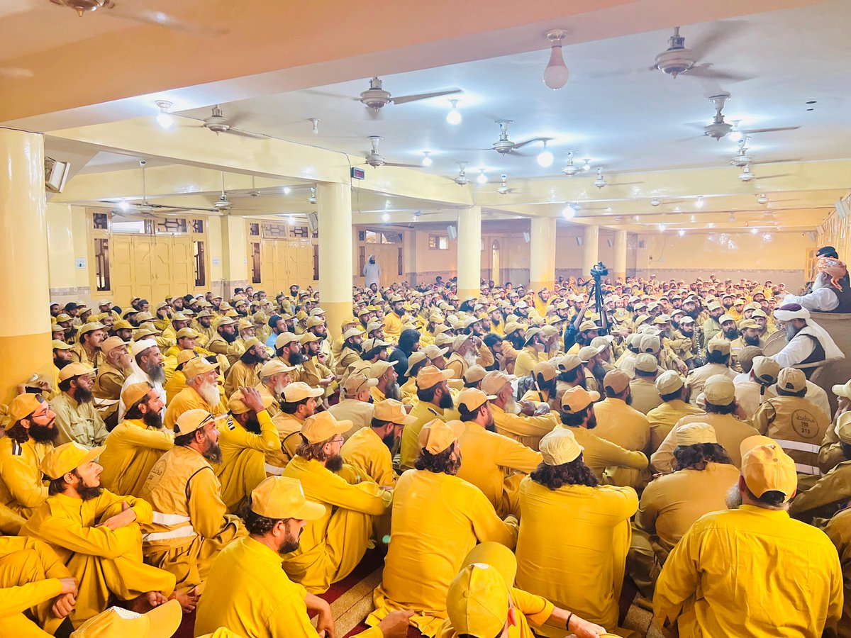 juipakofficial's tweet photo. پشاور مفتی محمود مرکز: قائد جمعیت مولانا فضل الرحمٰن مدظلہ،مرکزی جنرل سیکرٹری سنیٹر مولانا عبدالغفور حیدری، جنرل سیکرٹری جےیوآئی خیبرپختونخوا مولانا عطاء الحق درویش رضاکاروں سے خطاب کررہے ہیں ۔ https://t.co/qKgbRL88w7