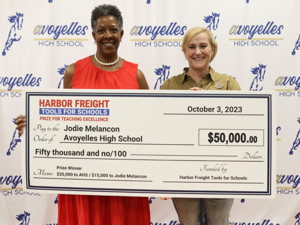 doelouisiana's tweet photo. A #LaEd teacher won $50,000 for ensuring students are career ready. @AvoyellesPSB agricultural mechanics teacher Jodie Melancon won @HarborFreight Tools for Schools Prize for Teaching Excellence. Assistant Superintendent Dr. Ernise Singleton joined the surprise announcement. https://t.co/9RrKze4XCt