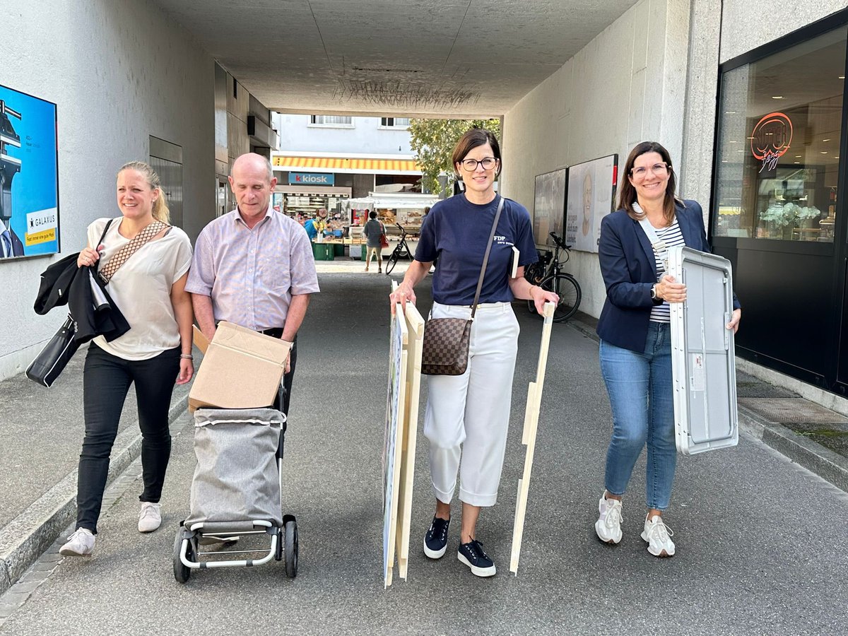 Anpacken statt ankleben! Die FDP in #Riehen im Einsatz für die #Nationalratswahlen. Jetzt FDP wählen!  #liste1 #liste6 #liste26