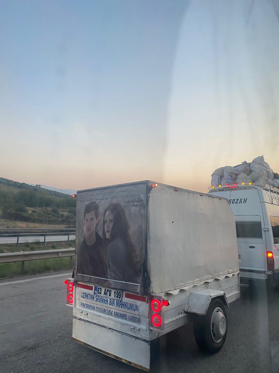 dxlazw's tweet image. Adanaya dönerken gördüğümüz şey amk #teamedward