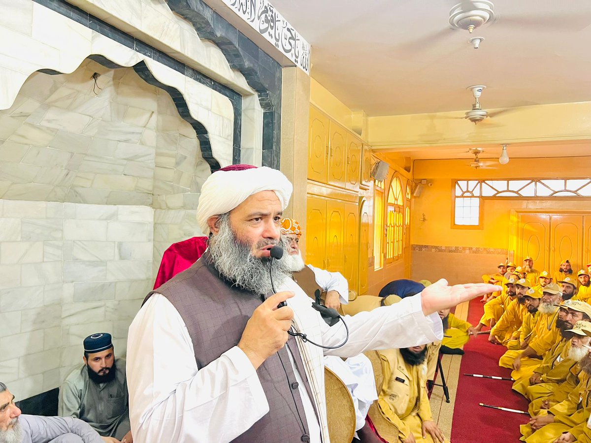 juipakofficial's tweet photo. پشاور مفتی محمود مرکز: قائد جمعیت مولانا فضل الرحمٰن مدظلہ،مرکزی جنرل سیکرٹری سنیٹر مولانا عبدالغفور حیدری، جنرل سیکرٹری جےیوآئی خیبرپختونخوا مولانا عطاء الحق درویش رضاکاروں سے خطاب کررہے ہیں ۔ https://t.co/qKgbRL88w7