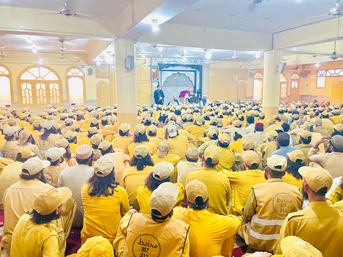 juipakofficial's tweet photo. پشاور مفتی محمود مرکز: قائد جمعیت مولانا فضل الرحمٰن مدظلہ،مرکزی جنرل سیکرٹری سنیٹر مولانا عبدالغفور حیدری، جنرل سیکرٹری جےیوآئی خیبرپختونخوا مولانا عطاء الحق درویش رضاکاروں سے خطاب کررہے ہیں ۔ https://t.co/qKgbRL88w7