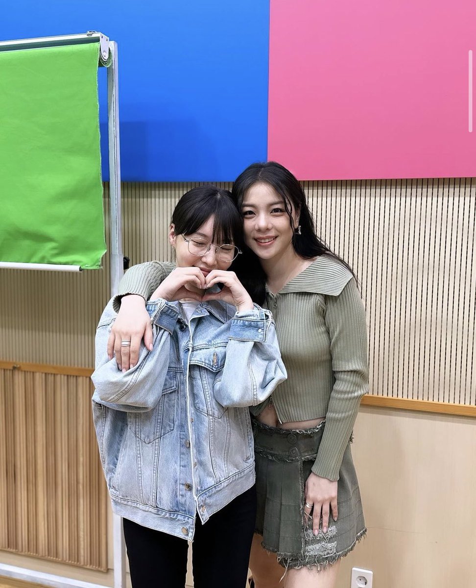 AileeFranceFan's tweet photo. *News*📷

Photos de Ailee et Chungha (@ChunghaFr) sur le plateaux de radio Volume Up 😊

#Kato https://t.co/NOFlHnaLPH