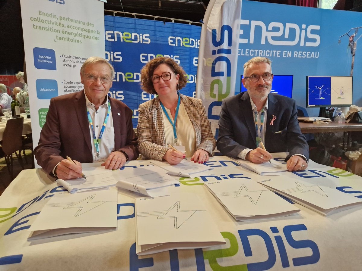 useda02000's tweet photo. Salon des maires de l'Aisne : 📝
Signature d'une convention entre #USEDA, #Enedis et #Condé-en-Brie, afin que la commune puisse installer un système de vidéo protection sur les appuis communs. https://t.co/rrx0iqhPMt