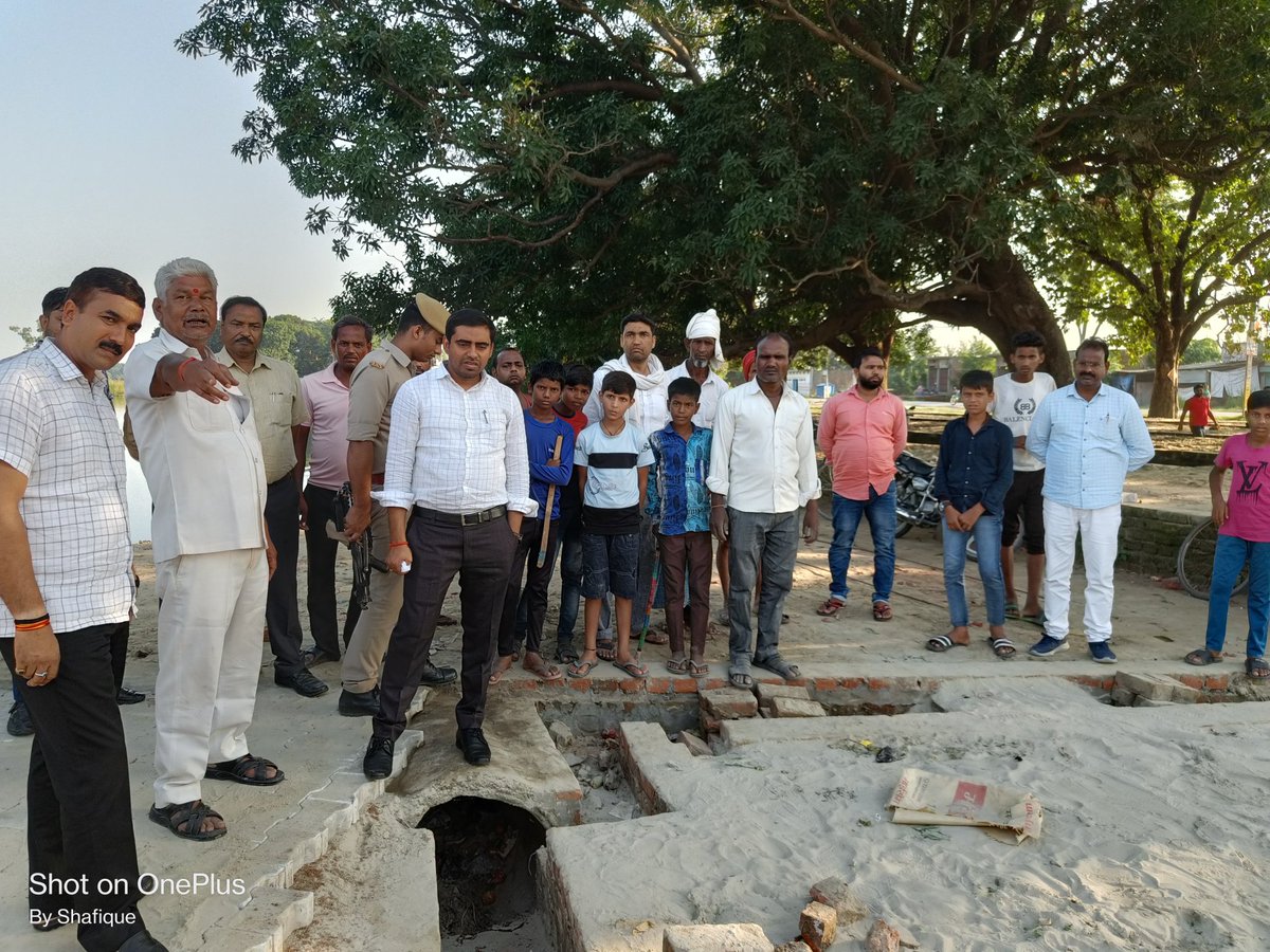 Cdosid1's tweet photo. वि.ख.मिठवल के ग्राम तेलौरा,उदयपुर,बनकटा आदि में एमजीनरेगा योजना से वित्तीय वर्ष 2023-24 में निर्माणाधीन कार्य का निरीक्षण करते हुए निर्माण कार्य में उच्च गुणवत्ता के इंटरलॉकिंग ब्रिक का प्रयोग करने व कार्यस्थल पर सीआईबी लगाने के निर्देश दिया गया l @dmsid1 @ChiefSecyUP @CMOfficeUP https://t.co/5ZJdbEMRfv
