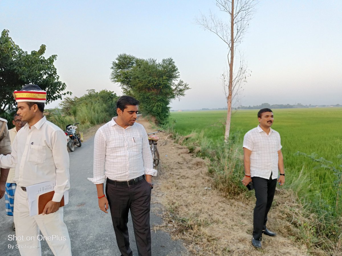 Cdosid1's tweet photo. वि.ख.मिठवल के ग्राम तेलौरा,उदयपुर,बनकटा आदि में एमजीनरेगा योजना से वित्तीय वर्ष 2023-24 में निर्माणाधीन कार्य का निरीक्षण करते हुए निर्माण कार्य में उच्च गुणवत्ता के इंटरलॉकिंग ब्रिक का प्रयोग करने व कार्यस्थल पर सीआईबी लगाने के निर्देश दिया गया l @dmsid1 @ChiefSecyUP @CMOfficeUP https://t.co/5ZJdbEMRfv