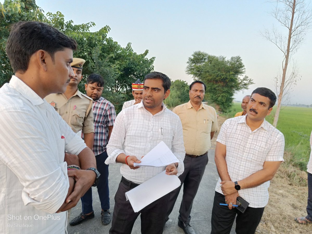 Cdosid1's tweet photo. वि.ख.मिठवल के ग्राम तेलौरा,उदयपुर,बनकटा आदि में एमजीनरेगा योजना से वित्तीय वर्ष 2023-24 में निर्माणाधीन कार्य का निरीक्षण करते हुए निर्माण कार्य में उच्च गुणवत्ता के इंटरलॉकिंग ब्रिक का प्रयोग करने व कार्यस्थल पर सीआईबी लगाने के निर्देश दिया गया l @dmsid1 @ChiefSecyUP @CMOfficeUP https://t.co/5ZJdbEMRfv