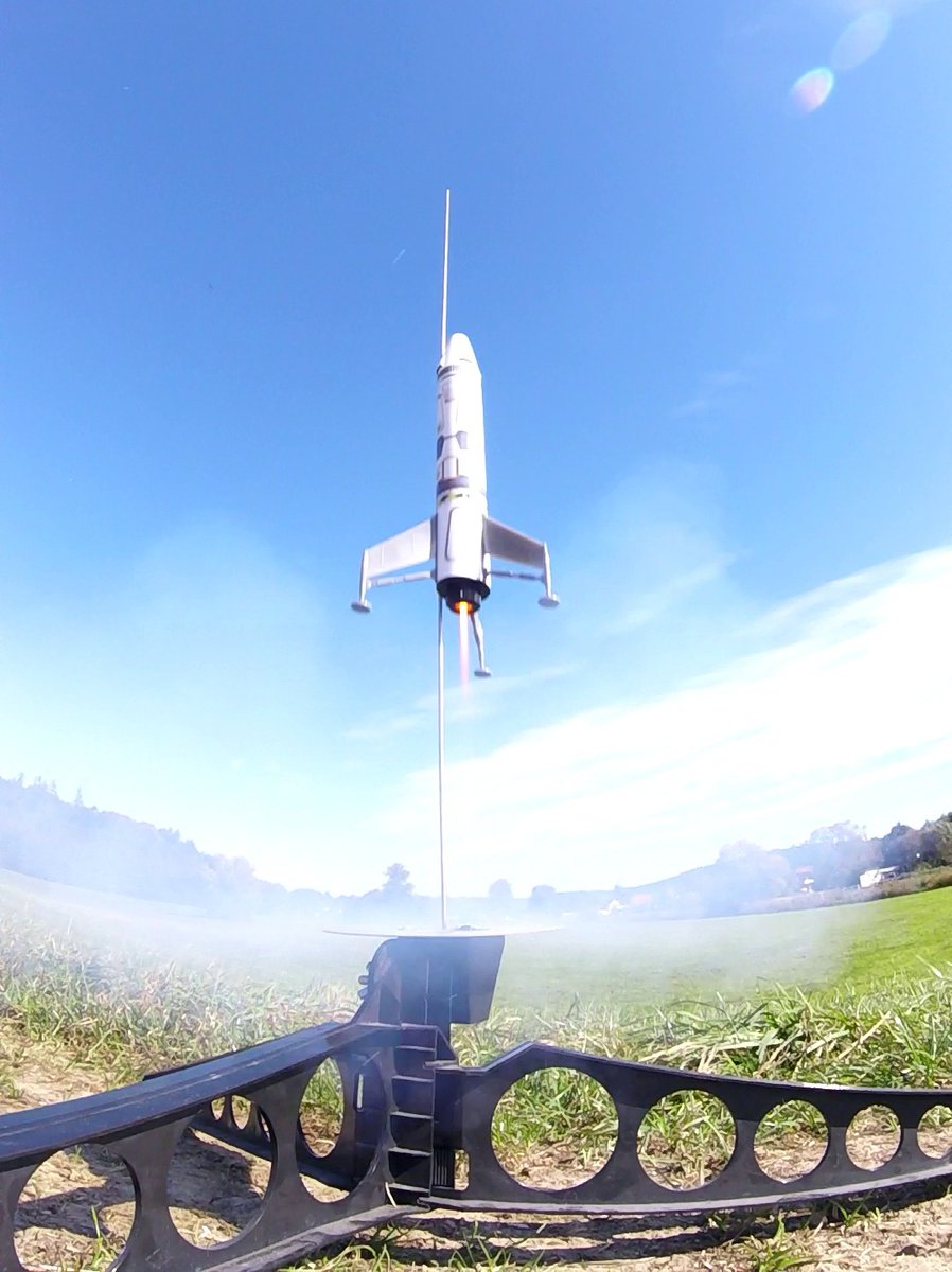 SpaceHolgar's tweet photo. We did some awesome test launches for @RocketryKlima at @SpaceportBayern earlier today: an @EstesRockets #DestinationMars #MAV launch and Klima #Phobos & #Deimos rocket launches! 🚀🚀🚀
#STEAM #STEMEd #Space #rocketry #Estes https://t.co/kRTGebZLnu