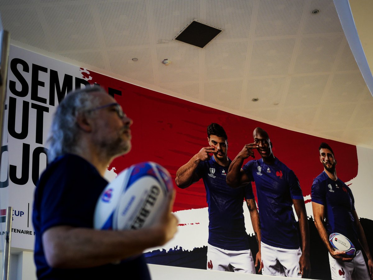 [RUGBY EN MUSIQUE]
🏈 Les Lunaisiens restent derrière l’équipe du XV de France, pour une représentation sportive à la Fondation Société Générale C’est vous l’avenir [Tours Société Générale - La Défense] 
🇫🇷Les Divas en ovalie, une création originale d'Arnaud Marzorati  #RWC2023