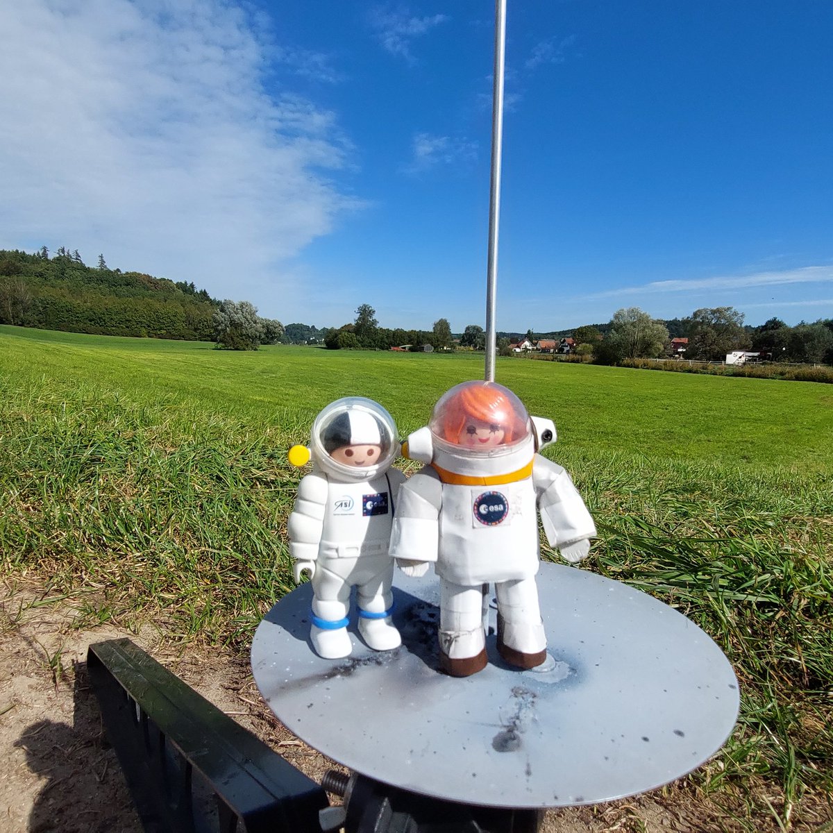 SpaceHolgar's tweet photo. We did some awesome test launches for @RocketryKlima at @SpaceportBayern earlier today: an @EstesRockets #DestinationMars #MAV launch and Klima #Phobos & #Deimos rocket launches! 🚀🚀🚀
#STEAM #STEMEd #Space #rocketry #Estes https://t.co/kRTGebZLnu